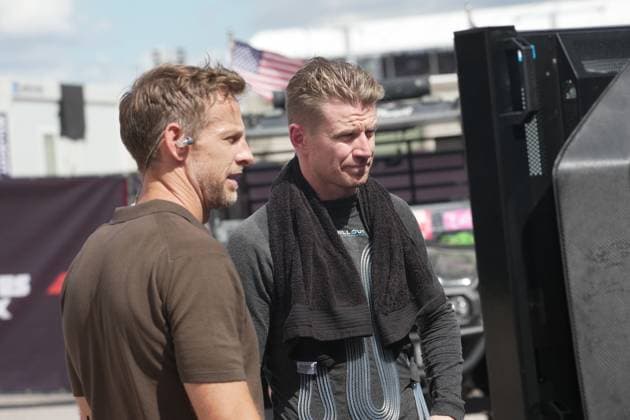 FORMULA 1 MSC CRUISES UNITED STATES GRAND PRIX 2025 18.10.2025, Circuit of The Americas, Austin, FORMULA 1 MSC CRUISES UNITED STATES GRAND PRIX 2025 , im Bild Nico Hülkenberg (DEU), Stake F1 Team Kick Sauber schaut sich mit Sky England Experten Jenson Button seinen Unfall am Bildschirm an.