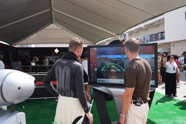 FORMULA 1 MSC CRUISES UNITED STATES GRAND PRIX 2025 18.10.2025, Circuit of The Americas, Austin, FORMULA 1 MSC CRUISES UNITED STATES GRAND PRIX 2025 , im Bild Nico Hülkenberg (DEU), Stake F1 Team Kick Sauber schaut sich mit Sky England Experten Jenson Button seinen Unfall am Bildschirm an.