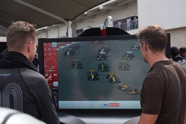 FORMULA 1 MSC CRUISES UNITED STATES GRAND PRIX 2025 18.10.2025, Circuit of The Americas, Austin, FORMULA 1 MSC CRUISES UNITED STATES GRAND PRIX 2025 , im Bild Nico Hülkenberg (DEU), Stake F1 Team Kick Sauber schaut sich mit Sky England Experten Jenson Button seinen Unfall am Bildschirm an.