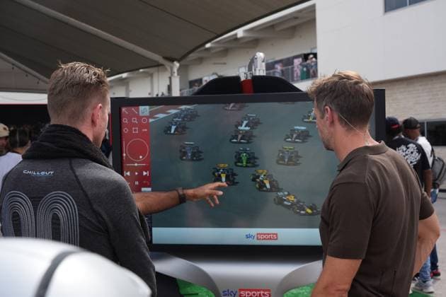 FORMULA 1 MSC CRUISES UNITED STATES GRAND PRIX 2025 18.10.2025, Circuit of The Americas, Austin, FORMULA 1 MSC CRUISES UNITED STATES GRAND PRIX 2025 , im Bild Nico Hülkenberg (DEU), Stake F1 Team Kick Sauber schaut sich mit Sky England Experten Jenson Button seinen Unfall am Bildschirm an.