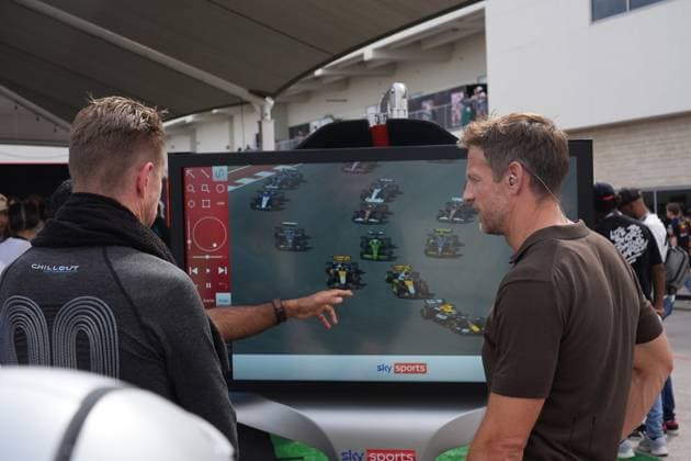 FORMULA 1 MSC CRUISES UNITED STATES GRAND PRIX 2025 18.10.2025, Circuit of The Americas, Austin, FORMULA 1 MSC CRUISES UNITED STATES GRAND PRIX 2025 , im Bild Nico Hülkenberg (DEU), Stake F1 Team Kick Sauber schaut sich mit Sky England Experten Jenson Button seinen Unfall am Bildschirm an.