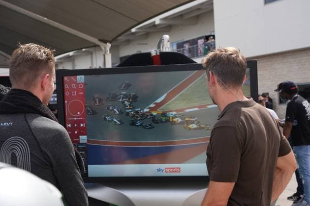 FORMULA 1 MSC CRUISES UNITED STATES GRAND PRIX 2025 18.10.2025, Circuit of The Americas, Austin, FORMULA 1 MSC CRUISES UNITED STATES GRAND PRIX 2025 , im Bild Nico Hülkenberg (DEU), Stake F1 Team Kick Sauber schaut sich mit Sky England Experten Jenson Button seinen Unfall am Bildschirm an.