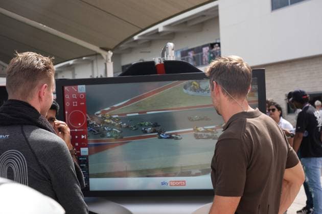 FORMULA 1 MSC CRUISES UNITED STATES GRAND PRIX 2025 18.10.2025, Circuit of The Americas, Austin, FORMULA 1 MSC CRUISES UNITED STATES GRAND PRIX 2025 , im Bild Nico Hülkenberg (DEU), Stake F1 Team Kick Sauber schaut sich mit Sky England Experten Jenson Button seinen Unfall am Bildschirm an.