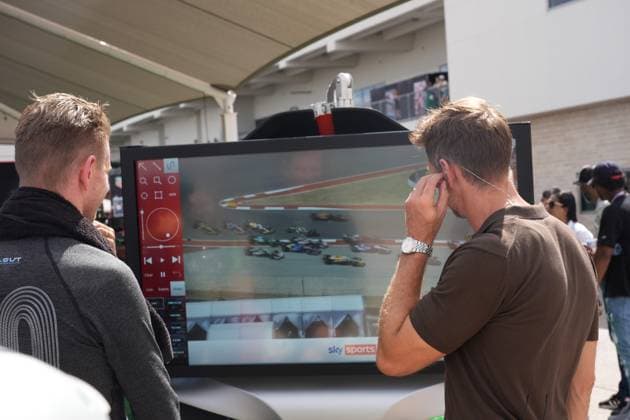 FORMULA 1 MSC CRUISES UNITED STATES GRAND PRIX 2025 18.10.2025, Circuit of The Americas, Austin, FORMULA 1 MSC CRUISES UNITED STATES GRAND PRIX 2025 , im Bild Nico Hülkenberg (DEU), Stake F1 Team Kick Sauber schaut sich mit Sky England Experten Jenson Button seinen Unfall am Bildschirm an.