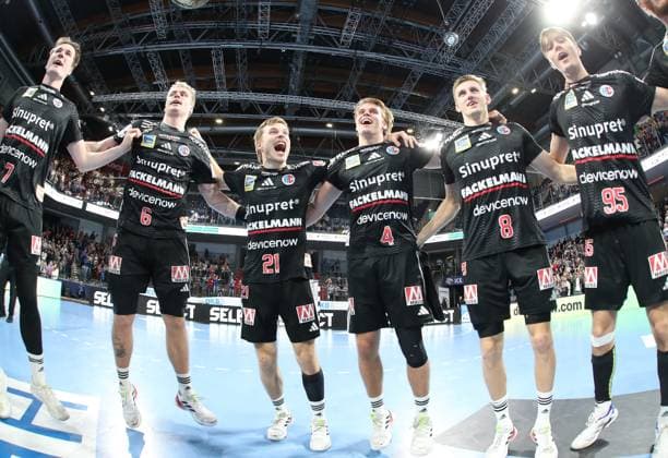18.10.2025 - Handball - 1. Bundesliga DAIKIN HBL - Saison 2025 2026 - 09. Spieltag: HC Erlangen Metropolregion Nürnberg HCE - HSG Wetzlar - DaMa - xdaxmax - Jubel Freude nach Spielende - Mannschaft Team des HCE freut sich Freude
