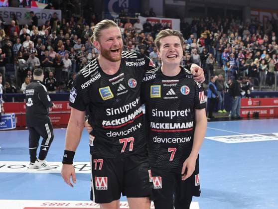 18.10.2025 - Handball - 1. Bundesliga DAIKIN HBL - Saison 2025 2026 - 09. Spieltag: HC Erlangen Metropolregion Nürnberg HCE - HSG Wetzlar - DaMa - xdaxmax - Jubel Freude nach Spielende - Maciej Gebala (77, HC Erlangen HCE ) Yannik Bialowas (7, HC Erlangen HCE )