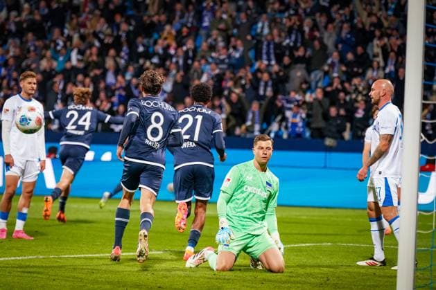 Deutschland: Fussball 2. Bundesliga 2025 26, 9. Spieltag - VfL Bochum vs Hertha BSC Berlin - Vonovia Ruhrstadion (Bochum): Tor und Torjubel zum 1:0 durch ein Eigentor von MichaÅ‚ Karbownik Michal Karbownik (Hertha BSC, 33) nach einer Flanke von Gerrit Holtmann (VfL Bochum, 17) Freude, Emotionen, Jubel Bochum Nordrhein-Westfalen Deutschland
