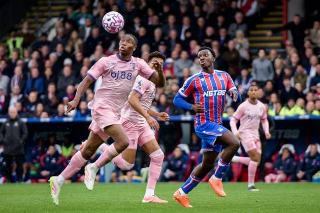 LONDON, ENGLAND - OCTOBER 18: Bafode Diakite of Bournemouth and Eddie Nketiah of Crystal Palace in action during the Premier League match between Crystal Palace and Bournemouth at Selhurst Park on October 18, 2025 in London, England. SPO 