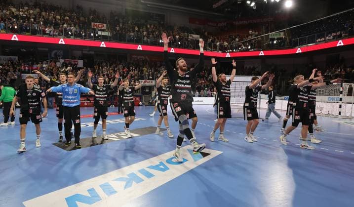 18.10.2025 - Handball - 1. Bundesliga DAIKIN HBL - Saison 2025 2026 - 09. Spieltag: HC Erlangen Metropolregion Nürnberg HCE - HSG Wetzlar - DaMa - xdaxmax - Jubel Freude nach Spielende - Mannschaft Team des HCE mit Jubelkette Jubelwelle