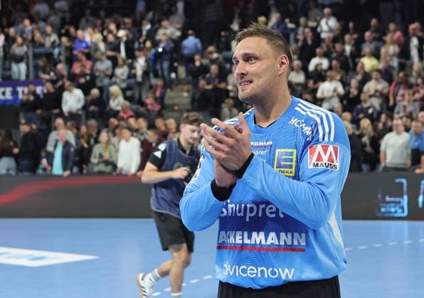 18.10.2025 - Handball - 1. Bundesliga DAIKIN HBL - Saison 2025 2026 - 09. Spieltag: HC Erlangen Metropolregion Nürnberg HCE - HSG Wetzlar - DaMa - xdaxmax - Jubel Freude nach Spielende - Dario Quenstedt (1, HC Erlangen HCE ) applaudiert klatscht in die Hände