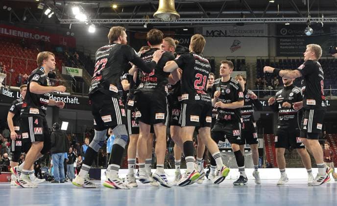 18.10.2025 - Handball - 1. Bundesliga DAIKIN HBL - Saison 2025 2026 - 09. Spieltag: HC Erlangen Metropolregion Nürnberg HCE - HSG Wetzlar - DaMa - xdaxmax - Jubel Freude nach Spielende - Mannschaft Team des HCE feiert freut sich Freude jubelt