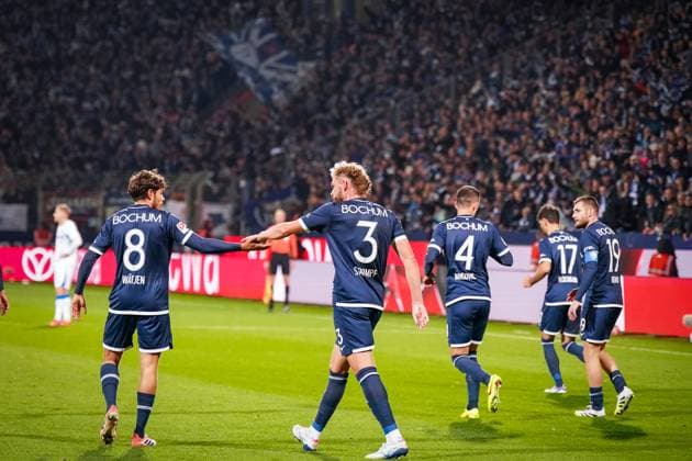 Deutschland: Fussball 2. Bundesliga 2025 26, 9. Spieltag - VfL Bochum vs Hertha BSC Berlin - Vonovia Ruhrstadion (Bochum): Tor und Torjubel zum 1:0 durch ein Eigentor von MichaÅ‚ Karbownik Michal Karbownik (Hertha BSC, 33) nach einer Flanke von Gerrit Holtmann (VfL Bochum, 17) Freude, Emotionen, Jubel Bochum Nordrhein-Westfalen Deutschland