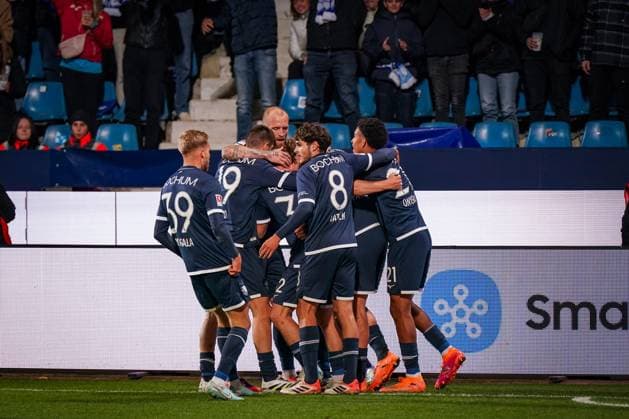 Deutschland: Fussball 2. Bundesliga 2025 26, 9. Spieltag - VfL Bochum vs Hertha BSC Berlin - Vonovia Ruhrstadion (Bochum): Tor und Torjubel zum 1:0 durch ein Eigentor von MichaÅ‚ Karbownik Michal Karbownik (Hertha BSC, 33) nach einer Flanke von Gerrit Holtmann (VfL Bochum, 17) Freude, Emotionen, Jubel Bochum Nordrhein-Westfalen Deutschland