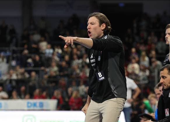 18.10.2025 - Handball - 1. Bundesliga DAIKIN HBL - Saison 2025 2026 - 09. Spieltag: HC Erlangen Metropolregion Nürnberg HCE - HSG Wetzlar - DaMa - xdaxmax - Johannes Sellin ( Trainer HC Erlangen HCE ) zeigt an gestikuliert dirigiert gibt Anweisungen