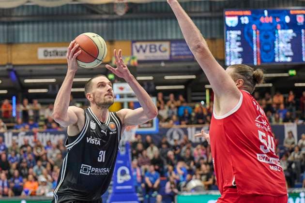 Daniel Keppeler (Bamberg, 31), John Bryant (MBC, 54), Syntainics MBC vs. Bamberg Baskets, BBL Pokal Achtelfinale, Saison 2025 26, Basketball, Maenner, 18.10.2025. Weissenfels Stadthalle Sachsen-Anhalt Deutschland