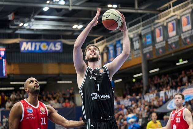 Akeem Vargas (MBC, 11), Finn Doentgens (Bamberg, 7), Syntainics MBC vs. Bamberg Baskets, BBL Pokal Achtelfinale, Saison 2025 26, Basketball, Maenner, 18.10.2025. Weissenfels Stadthalle Sachsen-Anhalt Deutschland