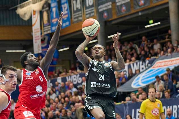 Khyri Thomas (MBC, 0), Cobe Williams (Bamberg, 24), Syntainics MBC vs. Bamberg Baskets, BBL Pokal Achtelfinale, Saison 2025 26, Basketball, Maenner, 18.10.2025. Weissenfels Stadthalle Sachsen-Anhalt Deutschland
