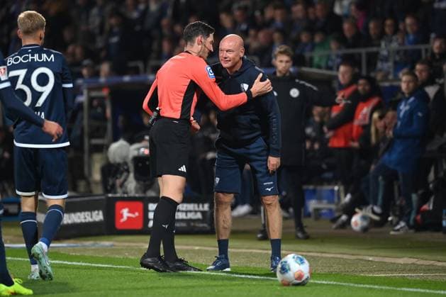 Schiedsrichter Dr. Matthias Jöllenbeck bei Trainer Uwe Rösler (VfL Bochum) 18.10.2025, Fussball 2. Bundesliga, Saison 2025 2026, 9. Spieltag, VfL Bochum - Hertha BSC Berlin DFL regulations prohibit any use of photographs as image sequences and or quasi-video Bochum Vonovia Ruhrstadion Nordrhein Westfalen Deutschland