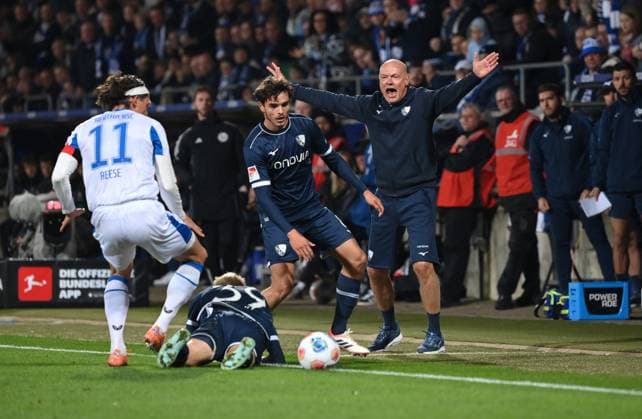 Trainer Uwe Rösler (VfL Bochum), re., in Aktion, v.li., Fabian Reese (Hertha BSC), Leandro Morgalla (VfL Bochum), Kjell Wätjen (VfL Bochum) 18.10.2025, Fussball 2. Bundesliga, Saison 2025 2026, 9. Spieltag, VfL Bochum - Hertha BSC Berlin DFL regulations prohibit any use of photographs as image sequences and or quasi-video Bochum Vonovia Ruhrstadion Nordrhein Westfalen Deutschland