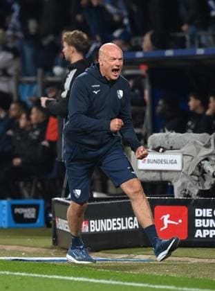 Jubel 1:0 Trainer Uwe Rösler (VfL Bochum) 18.10.2025, Fussball 2. Bundesliga, Saison 2025 2026, 9. Spieltag, VfL Bochum - Hertha BSC Berlin DFL regulations prohibit any use of photographs as image sequences and or quasi-video Bochum Vonovia Ruhrstadion Nordrhein Westfalen Deutschland