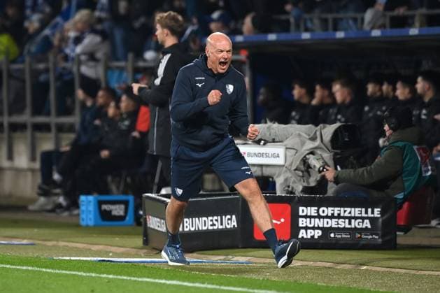 Jubel 1:0 Trainer Uwe Rösler (VfL Bochum) 18.10.2025, Fussball 2. Bundesliga, Saison 2025 2026, 9. Spieltag, VfL Bochum - Hertha BSC Berlin DFL regulations prohibit any use of photographs as image sequences and or quasi-video Bochum Vonovia Ruhrstadion Nordrhein Westfalen Deutschland