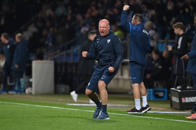 Jubel Trainer Uwe Rösler (VfL Bochum) 1:0 18.10.2025, Fussball 2. Bundesliga, Saison 2025 2026, 9. Spieltag, VfL Bochum - Hertha BSC Berlin DFL regulations prohibit any use of photographs as image sequences and or quasi-video Bochum Vonovia Ruhrstadion Nordrhein Westfalen Deutschland