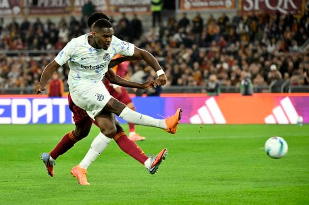 Ange-Yoan Bonny of FC Internazionale scores the goal of 0-1 during the Serie A 2025 2026 football match between AS Roma and FC Internazionale at Stadio Olimpico in Rome (Italy), October 18, 2025. AndreaxStaccioli