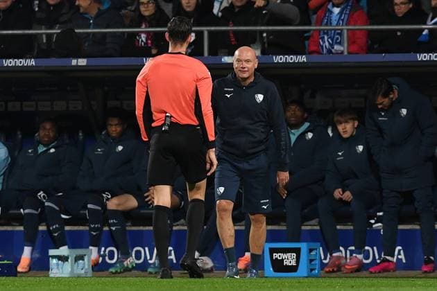 Schiedsrichter Matthias Jöllenbeck und Trainer Uwe Rösler (VfL Bochum) gestikuliert, gestik waehrend des Spiels der 2. Bundesliga zwischen VfL Bochum und Hertha BSC, Vonovia Ruhrstadion am 18. October 2025 in Bochum, Deutschland. (Foto von Ralf Treese DeFodi Images) +++ Schiedsrichter Matthias Jöllenbeck und Trainer Uwe Rösler (VfL Bochum) gestures during the 2. Bundesliga match between VfL Bochum and Hertha BSC at Vonovia Ruhrstadion on October 18, 2025 in Bochum, Germany. (Photo by Ralf Treese DeFodi Images) (Photo by Ralf Treese DeFodi Images) Referee Matthias Jöllenbeck and coach Uwe Rösler VfL Bochum gestures, gestures during the 2 Bundesliga match between VfL Bochum and Hertha BSC, Vonovia Ruhrstadion on October 18, 2025 in Bochum, Germany Photo by Ralf Treese DeFodi Images Referee Matthias Jöllenbeck and coach Uwe Rösler VfL Bochum gestures during the 2 Bundesliga match between VfL Bochum and Hertha BSC at Vonovia Ruhrstadion on October 18, 2025 in Bochum, Germany Photo by Ralf Treese DeFodi Images Photo by Ralf Treese DeFodi Images