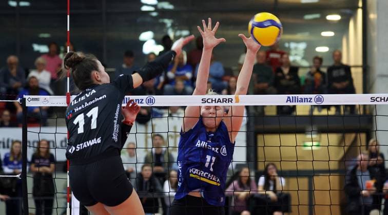 BAU 18.10.2025 Stuttgart Volleyball Allianz MTV Stuttgart vs. Ladies in Black Aachen, v.l. Tsvetelina Iliieva (Aachen), Pauline Martin (Stuttgart)