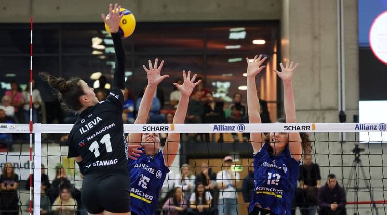 BAU 18.10.2025 Stuttgart Volleyball Allianz MTV Stuttgart vs. Ladies in Black Aachen, v.l. Tsvetelina Iliieva (Aachen),Melani Shaffmaster, Lucia Varela Gomez (Stuttgart)