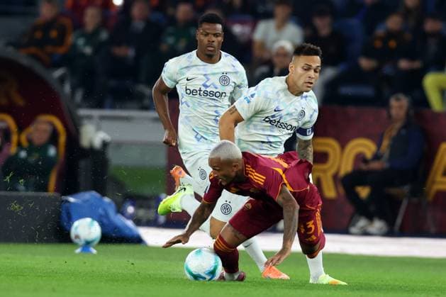 Football: Serie A Enilive 2025-2026 match SS AS Roma and FC Internazionale Rome, Italy October 18, 2025: Lautaro Martinez of F.C. Inter Wesley Franca of Roma seen in action during the Serie A Enilive 2025-2026 football match between AS Roma and F.C. Internazionale of Milan at Olympic Stadium. rome olympic stadium italy italy Copyright: xmarcoxiacobucci