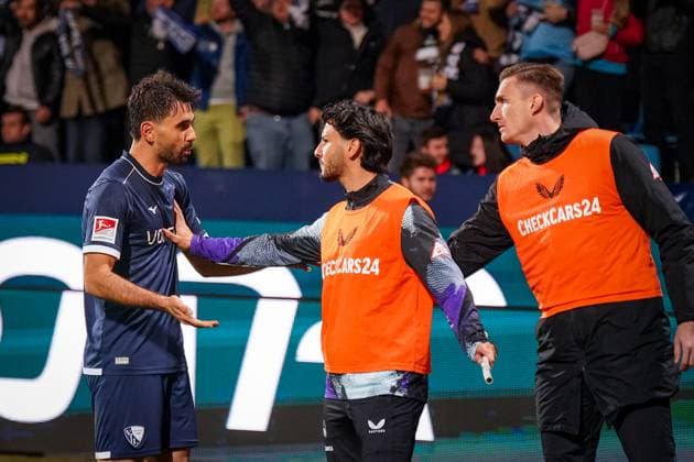 Deutschland: Fussball 2. Bundesliga 2025 26, 9. Spieltag - VfL Bochum vs Hertha BSC Berlin - Vonovia Ruhrstadion (Bochum): Tor und Torjubel zum 2:0 durch Francis Onyeka (VfL Bochum, 21) Freude, Emotionen, Jubel - Berliner Hertha Fans werfen Stangen auf das Spielfeld Bochum Nordrhein-Westfalen Deutschland Copyright: xJOERANxSTEINSIEKx