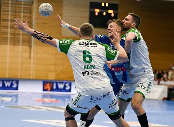 18.10.2025, xpsx, Handball 2. Bundesliga, TV Großwallstadt - HC Oppenweiler-Backnang v.l. Timm Buck (Oppenweiler), Sebastian Trost (Grosswallstadt), Dominik Weiß (Oppenweiler) Elsenfeld Bayern Deutschland (DEU)