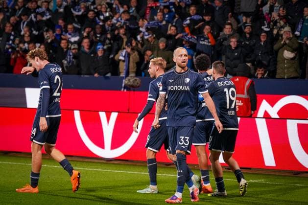 Deutschland: Fussball 2. Bundesliga 2025 26, 9. Spieltag - VfL Bochum vs Hertha BSC Berlin - Vonovia Ruhrstadion (Bochum): Tor und Torjubel zum 2:0 durch Francis Onyeka (VfL Bochum, 21) Freude, Emotionen, Jubel - Berliner Hertha Fans werfen Stangen auf das Spielfeld Bochum Nordrhein-Westfalen Deutschland Copyright: xJOERANxSTEINSIEKx