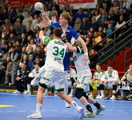 18.10.2025, xpsx, Handball 2. Bundesliga, TV Großwallstadt - HC Oppenweiler-Backnang v.l. Lukas Rauh (Oppenweiler), Ben Connar Battermann (Grosswallstadt) Elsenfeld Bayern Deutschland (DEU)
