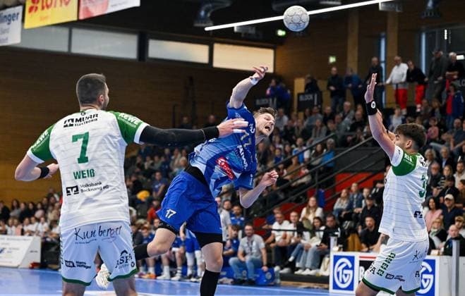 18.10.2025, xpsx, Handball 2. Bundesliga, TV Großwallstadt - HC Oppenweiler-Backnang v.l. Timm Buck(Oppenweiler), Sebastian Trost (Grosswallstadt), Dominik Weiß (Oppenweiler) Elsenfeld Bayern Deutschland (DEU)
