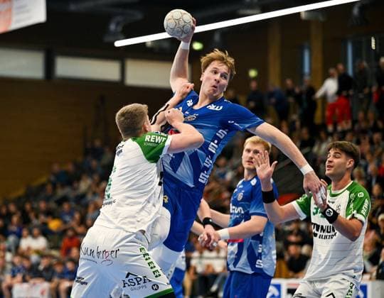 18.10.2025, xpsx, Handball 2. Bundesliga, TV Großwallstadt - HC Oppenweiler-Backnang v.l. Timm Buck (Oppenweiler), Felix Klingler (Grosswallstadt) Elsenfeld Bayern Deutschland (DEU)