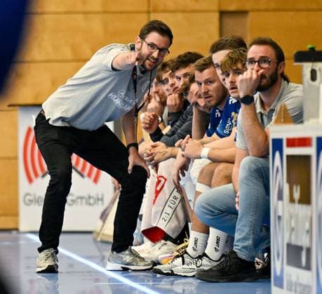 18.10.2025, xpsx, Handball 2. Bundesliga, TV Großwallstadt - HC Oppenweiler-Backnang v.l. Trainer Andre Lohrbach (Grosswallstadt) Elsenfeld Bayern Deutschland (DEU)