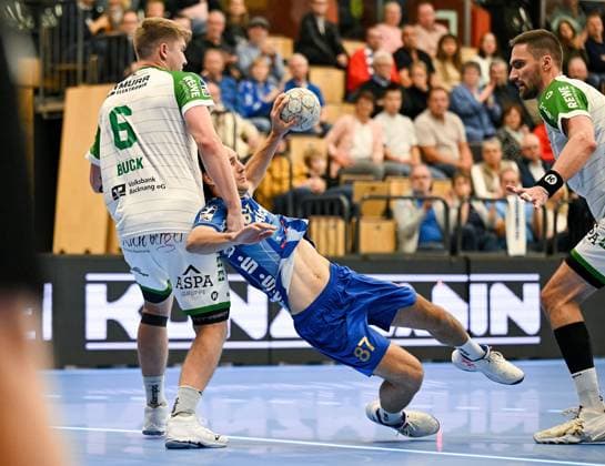 18.10.2025, xpsx, Handball 2. Bundesliga, TV Großwallstadt - HC Oppenweiler-Backnang v.l. Timm Buck (Oppenweiler), Maxim Schalles (Grosswallstadt) Elsenfeld Bayern Deutschland (DEU)