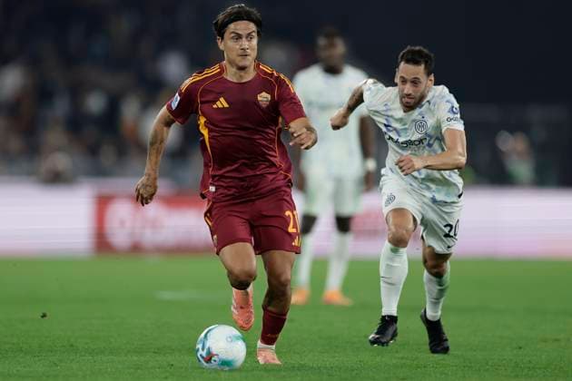 Serie a football match AS Roma vs Inter Roma™s Argentinian forward Paulo Dybala controls the ball during the Serie A football match between AS Roma vs Inter at the Olimpico Stadium in Rome, Italy on October 18, 2025. _BPH6960 Copyright: xAntonioxBalascox