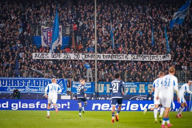 Deutschland: Fußball 2. Bundesliga 2025 26, 9. Spieltag VfL Bochum vs Hertha BSC Berlin Vonovia Ruhrstadion (Bochum): Fans des VfL Bochum zeigen ein Banner mit der Aufschrift Alles Gute zu 30 Jahren Fantastic Supporters!. Jubelnde Zuschauer, volle Kurve, Emotion, Fußballkultur, Jubiläum, Ruhrpott, Leidenschaft, VfL Bochum, Hertha BSC, 2. Bundesliga. Bochum Nordrhein-Westfalen Deutschland Copyright: xJOERANxSTEINSIEKx