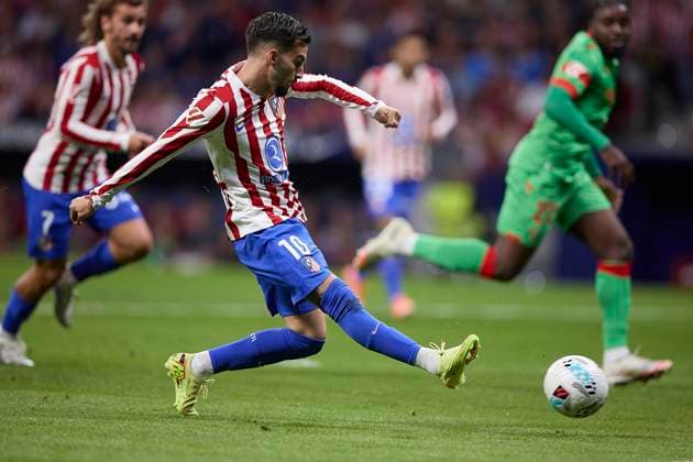 Alex Baena (Atletico de Madrid) controls the ball during the LaLiga EA Sports match between AtlÃ tico Madrid v CA Osasuna at Riyahd Air Metropolitano on October 18, 2025 in Madrid, Spain. (Photo by Manu Reino DeFodi Images) Alex Baena Atletico de Madrid controls the ball during the LaLiga EA Sports match between AtlÃ tico Madrid v CA Osasuna at Riyahd Air Metropolitano on October 18, 2025 in Madrid, Spain Photo by Manu Reino DeFodi Images