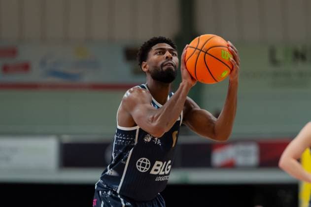 Carlos Carter (Eisbären Bremerhaven,No.06) beim Freiwurf DEU, Leverkusen, 18.10.2025 Basketball, BARMER 2. BAsketball-Bundesliga Pro A, 4. Spieltag, Bayer Giants Leverkusen - Eisbären Bremerhaven