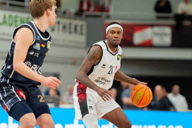 John Williams Jr. (Giants Leverkusen,No.21) am Ball DEU, Leverkusen, 18.10.2025 Basketball, BARMER 2. BAsketball-Bundesliga Pro A, 4. Spieltag, Bayer Giants Leverkusen - Eisbären Bremerhaven