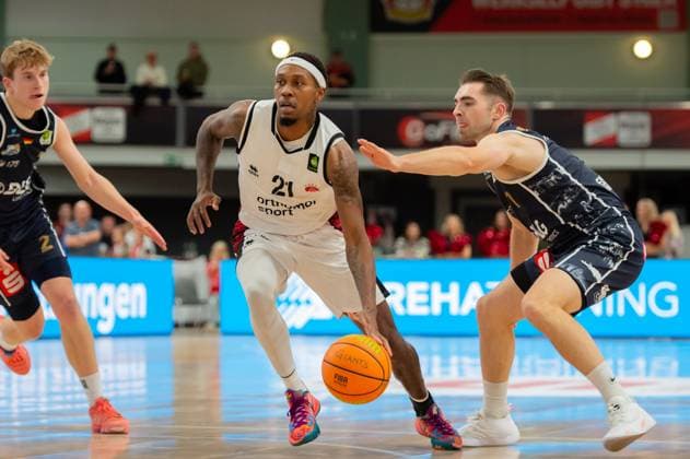 John Williams Jr. (Giants Leverkusen,No.21) am Ball gegen Adrian Breitlauch (Eisbären Bremerhaven,No.07) DEU, Leverkusen, 18.10.2025 Basketball, BARMER 2. BAsketball-Bundesliga Pro A, 4. Spieltag, Bayer Giants Leverkusen - Eisbären Bremerhaven