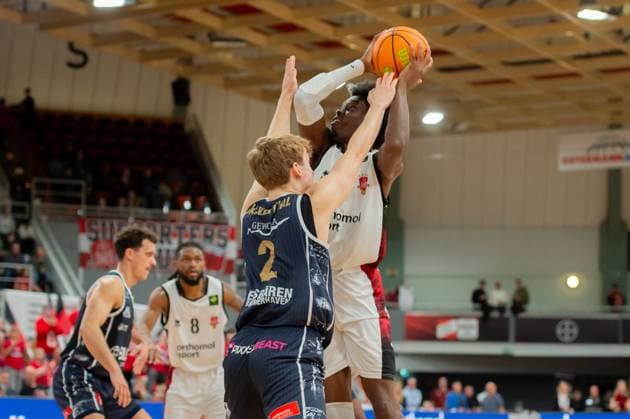 Ricardo Lynch (Giants Leverkusen,No.11) in Aktion gegen Raphael Falkenthal (Eisbären Bremerhaven,No.02) DEU, Leverkusen, 18.10.2025 Basketball, BARMER 2. BAsketball-Bundesliga Pro A, 4. Spieltag, Bayer Giants Leverkusen - Eisbären Bremerhaven