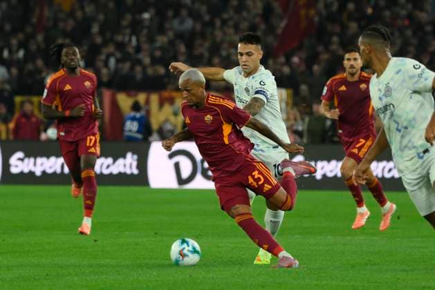 Roma™s Wesley and Inter Milan™s Lautaro Martinez during the Serie A Enilive soccer match between AS Roma and Inter FC Internazionale at the Rome s Olympic stadium, Italy - Saturday, October 18, 2025. - Soccer.  Copyright: xFabrizioxCorradetti LaPressex