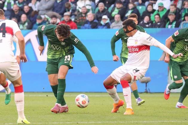 18.10.2025, xgox, Fussball - 1.Bundesliga VfL Wolfsburg - VfB Stuttgart emspor, v.l. Jonas Wind (Wolfsburg, 23), Luca Jaquez (Stuttgart, 14) Zweikampf, Duell, Kampf, tackle (DFL DFB REGULATIONS PROHIBIT ANY USE OF PHOTOGRAPHS as IMAGE SEQUENCES and or QUASI-VIDEO) Wolfsburg