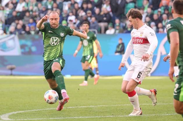 18.10.2025, xgox, Fussball - 1.Bundesliga VfL Wolfsburg - VfB Stuttgart emspor, v.l. Christian Eriksen (Wolfsburg, 24), Angelo Stiller (Stuttgart, 6) Zweikampf, Duell, Kampf, tackle (DFL DFB REGULATIONS PROHIBIT ANY USE OF PHOTOGRAPHS as IMAGE SEQUENCES and or QUASI-VIDEO) Wolfsburg