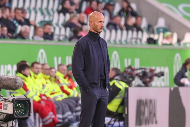 18.10.2025, xgox, Fussball - 1.Bundesliga VfL Wolfsburg - VfB Stuttgart emspor, v.l. Paul Simonis (Wolfsburg, Trainer) nachdenklich (DFL DFB REGULATIONS PROHIBIT ANY USE OF PHOTOGRAPHS as IMAGE SEQUENCES and or QUASI-VIDEO) Wolfsburg